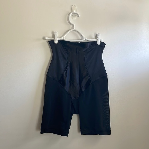 Maidenform Shapewear Shorts - Picture 1 of 3